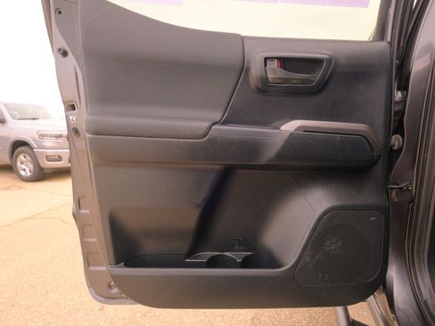 Used 2017 Toyota Tacoma TRD Off-Road image 24