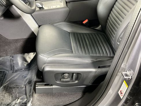 Used 2024 Land Rover Discovery S image 20