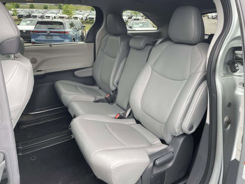 Used 2024 Toyota Sienna XLE FWD image 12