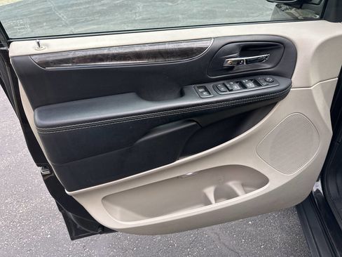 Used 2015 Chrysler Town & Country Touring FWD image 20