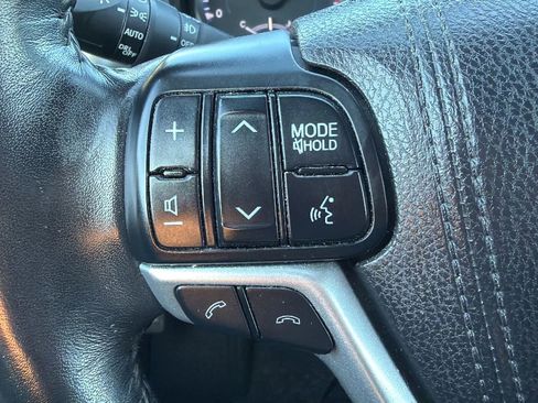 Used 2017 Toyota Highlander AWD V6 image 12