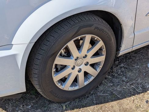 Used 2014 Chrysler Town & Country Touring image 6