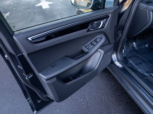 Certified 2025 Porsche Macan image 15