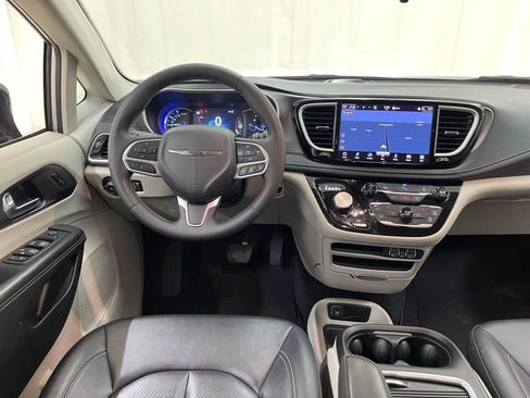 Used 2024 Chrysler Pacifica Select image 30
