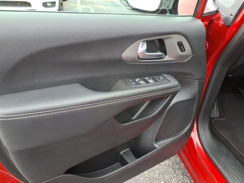 Used 2025 Chrysler Pacifica Select FWD image 11
