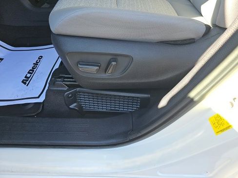 Used 2025 Toyota Sienna LE image 31