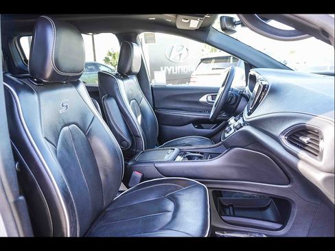 Used 2022 Chrysler Pacifica Limited w/ Uconnect Theater Family Group FWD image 18