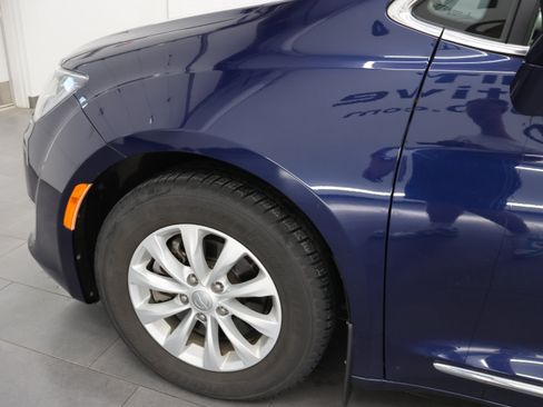 Used 2017 Chrysler Pacifica Touring-L FWD image 35