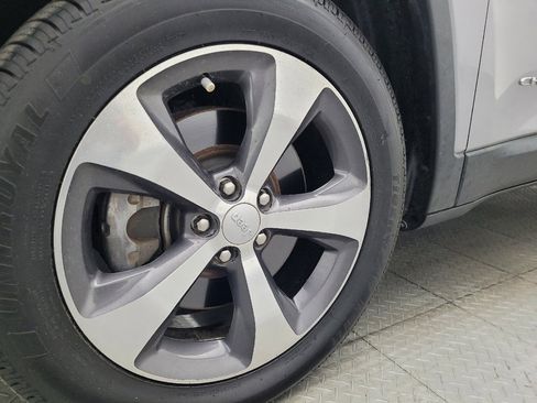 Used 2019 Jeep Cherokee Limited FWD image 31