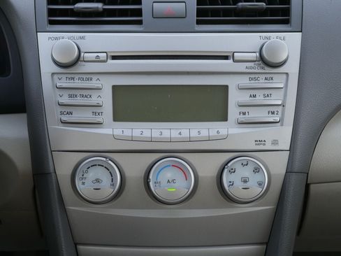 Used 2010 Toyota Camry LE FWD image 33