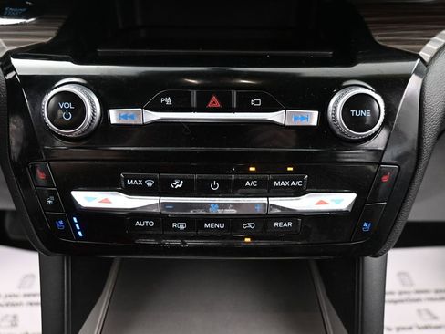 Used 2023 Ford Explorer Limited image 24