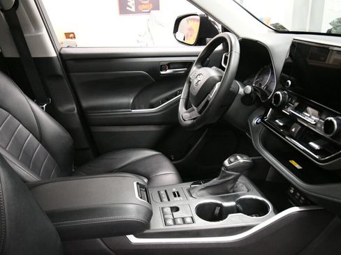 Used 2023 Toyota Highlander XLE AWD/4WD image 33
