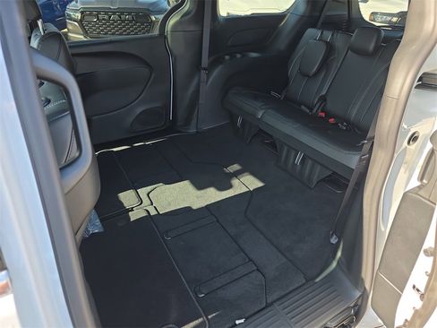 New 2026 Chrysler Pacifica Select image 32