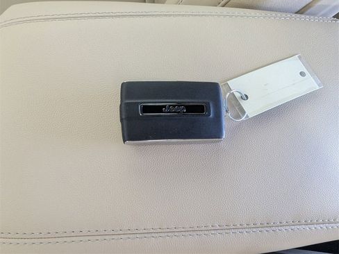 New 2025 Jeep Grand Cherokee Limited image 27