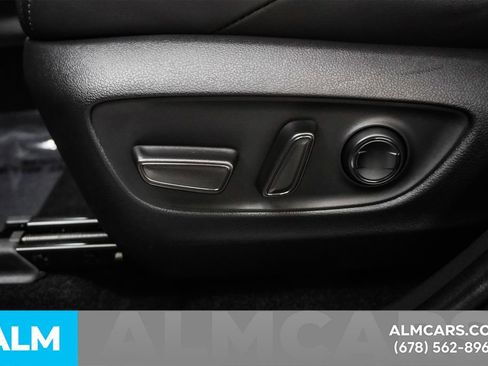 Used 2022 Toyota Venza XLE image 28