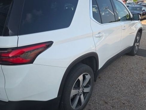 Used 2023 Chevrolet Traverse LT w/ LT Premium Package FWD image 3