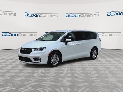 Used 2023 Chrysler Pacifica Touring-L FWD image 5