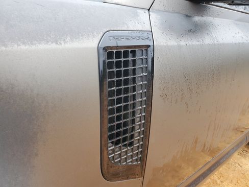 Used 2020 Land Rover Defender 110 SE image 4