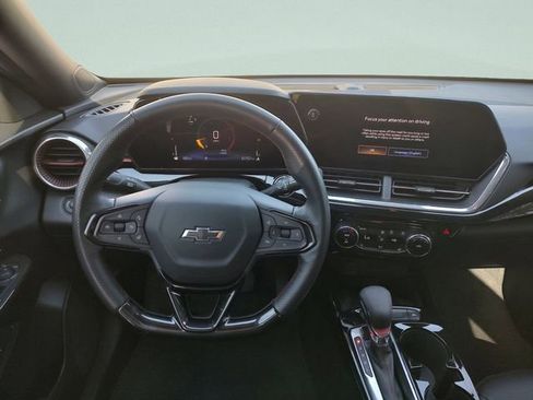 Used 2025 Chevrolet Trax RS w/ Sunroof Package FWD image 10