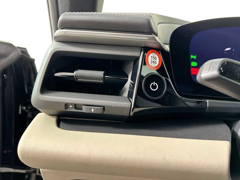 Certified 2025 Porsche Macan Electric RWD image 13