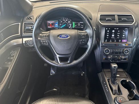Used 2017 Ford Explorer XLT w/ Equipment Group 202A AWD/4WD image 15