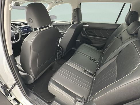 Used 2023 Volkswagen Tiguan SE FWD image 10