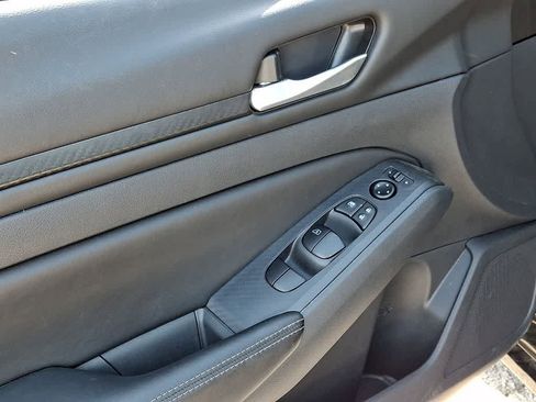 Used 2025 Nissan Altima 2.5 SV FWD image 12