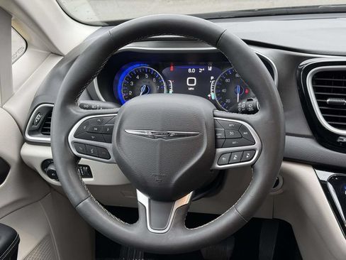 Used 2024 Chrysler Pacifica Touring-L FWD image 19