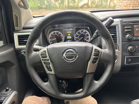 Used 2017 Nissan Titan SV RWD image 17