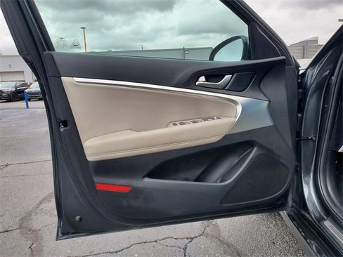 Used 2022 Genesis G70 2.0T image 9