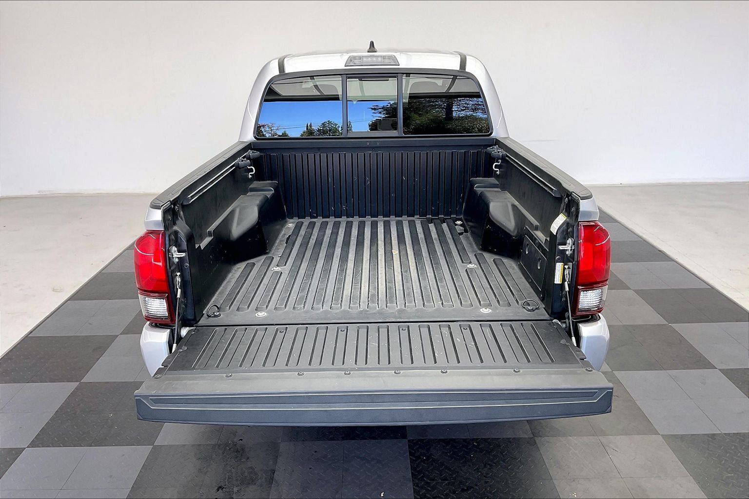 Used 2022 Toyota Tacoma SR w/ SR Convenience Package RWD image 27