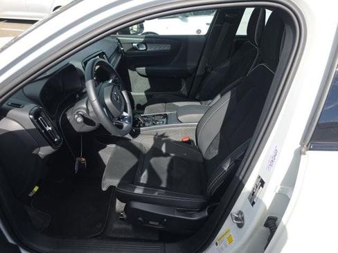 Used 2025 Volvo XC40 B5 Plus image 7