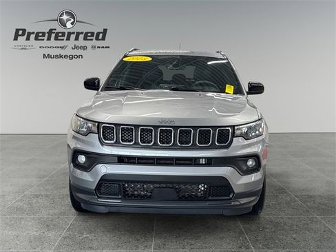 Used 2023 Jeep Compass Latitude image 11