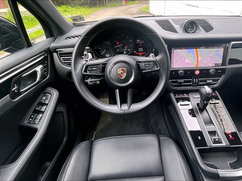 Certified 2025 Porsche Macan AWD/4WD image 11