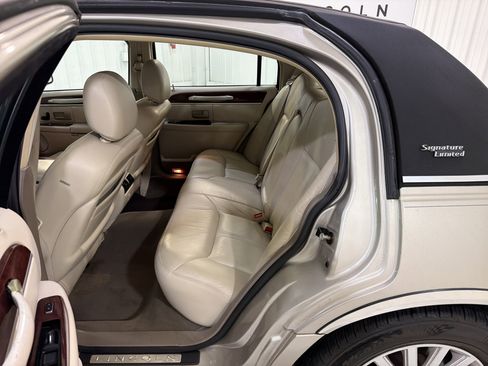 Used 2005 Lincoln Town Car Signature Limited image 12