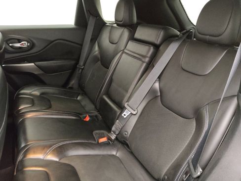 Used 2019 Jeep Cherokee Latitude Plus FWD image 18