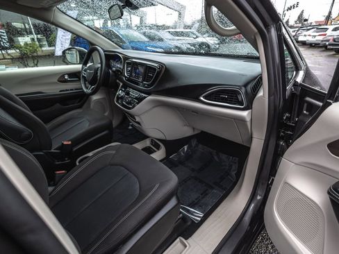 Used 2020 Chrysler Voyager L FWD image 28