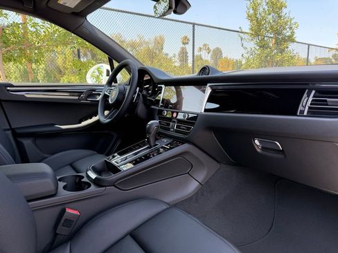 Used 2025 Porsche Macan image 25