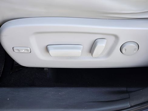 Used 2014 Toyota Highlander Limited Platinum image 16