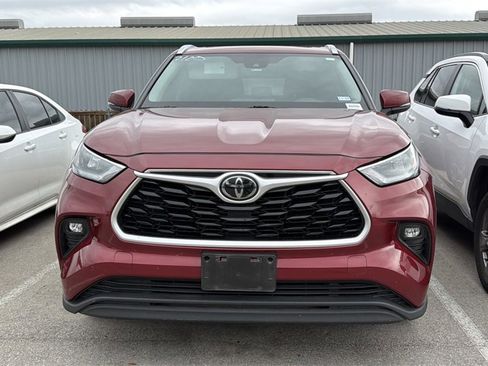Used 2020 Toyota Highlander XLE image 2