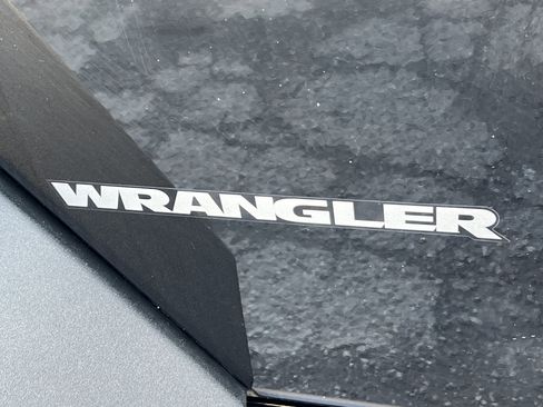 Used 2016 Jeep Wrangler Rubicon w/ Power Convenience Group AWD/4WD image 9