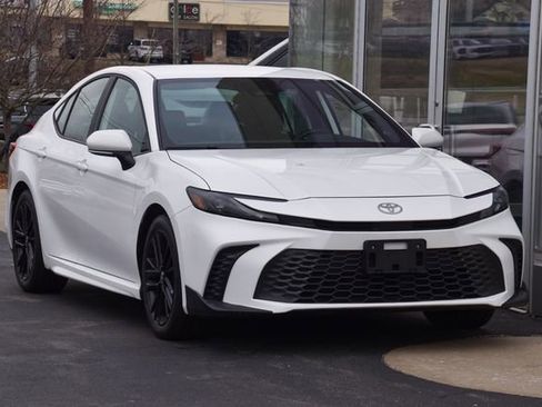 Used 2025 Toyota Camry SE image 5