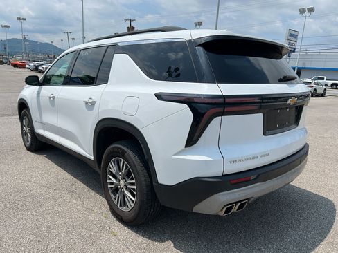 Used 2025 Chevrolet Traverse LT AWD/4WD image 4