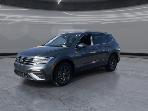 Certified 2023 Volkswagen Tiguan SE image 3