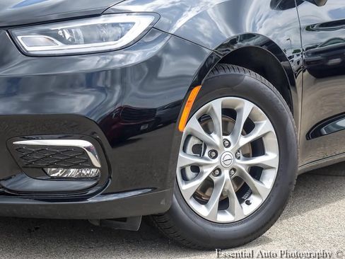 Used 2026 Chrysler Pacifica Limited FWD image 6