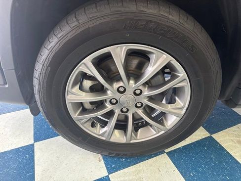 Used 2019 Jeep Cherokee Latitude Plus image 18