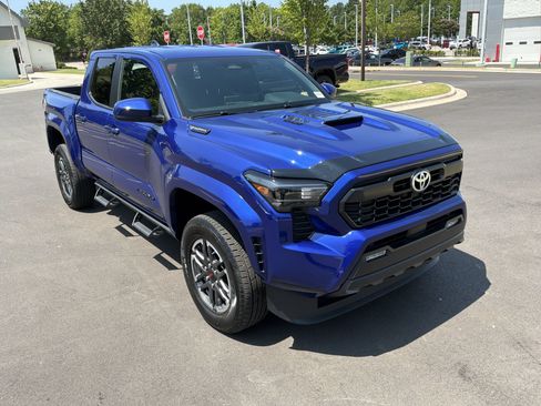 Used 2025 Toyota Tacoma TRD Sport AWD/4WD image 2