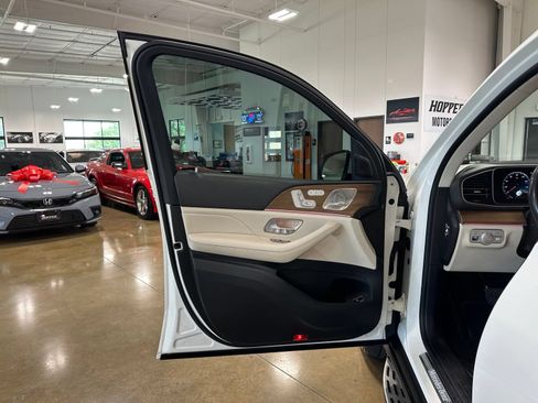 Used 2021 Mercedes-Benz GLS 450 4MATIC image 10