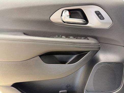 Used 2025 Chrysler Pacifica Select image 12