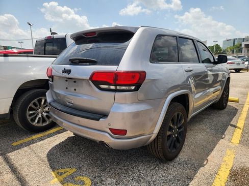 Used 2017 Jeep Grand Cherokee Altitude RWD image 4